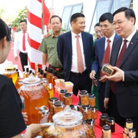 Bí thư Thành ủy, Trưởng đoàn đại biểu Quốc hội thành phố Hà Nội Vương Đình Huệ đến thăm và sử dụng sản phẩm